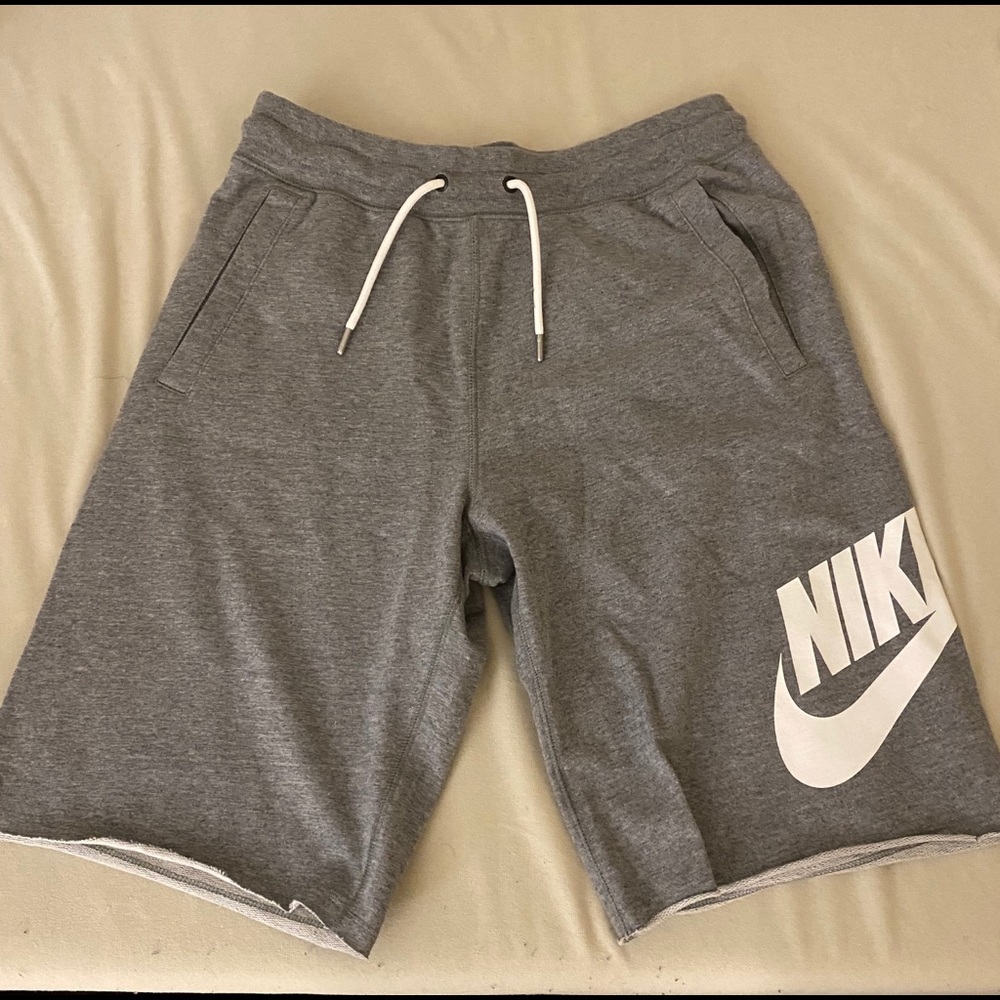 Nike Loose Fit Grey Shorts (Size S Men’s)